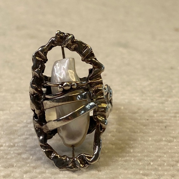 Stunning Freshwater Pearl Ring in Sterling Silver Setting - Picture 3 of 8